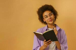 vrouw denkt iets met boek in hand- foto