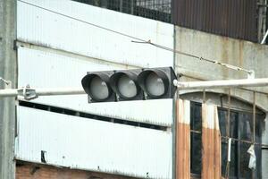 verkeer licht met gebouw achtergrond foto