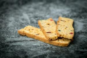 eigengemaakt heerlijk biscotti Aan donker achtergrond foto