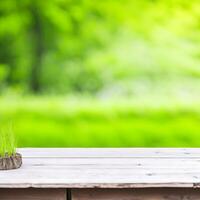 leeg houten tafel met wazig groen tuin achtergrond. voor Product Scherm. ai gegenereerd foto