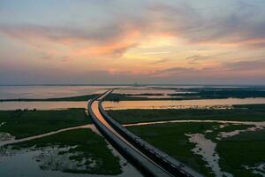 mobiel baai Bij zonsondergang foto