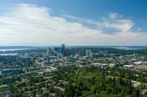 de Bellevue en Seattle, wa waterkant skylines in juni foto