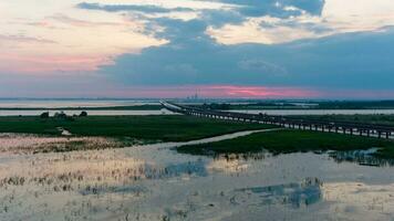 mobiel baai Bij zonsondergang foto