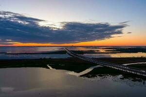 mobiel baai Bij zonsondergang foto