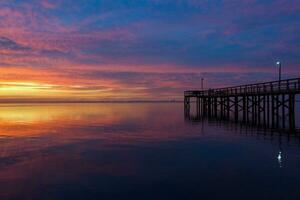 pier Bij zonsondergang Aan mobiel baai foto