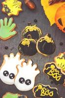 zelfgemaakte halloween peperkoek koekjes op donkere achtergrond foto