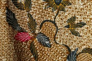 een levendig assortiment van kleding stof texturen en patronen batik van Indonesië. techniek van wasbestendig verven toegepast naar geheel kleding foto