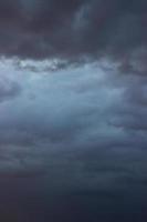 geweldige dramatische donkergrijze lucht na storm foto