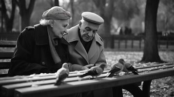 grootouders dag. een ouderen paar in een park Aan een bank voeden duiven, monochroom. ai gegenereerd. foto