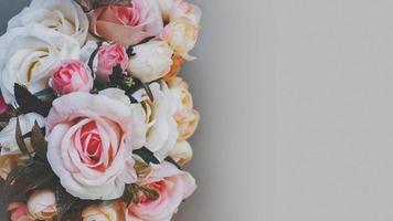 boeket van kunstmatige pastelkleurige bloemen op grijze achtergrond, bovenaanzicht met kopieerruimte foto