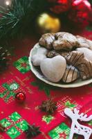 peperkoekkoekjes op tafel, met feestelijke kerstversiering
