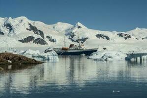 expeditie reis in neko haven baai, antarctica foto