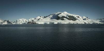 zee en bergen landschap in antarctica foto