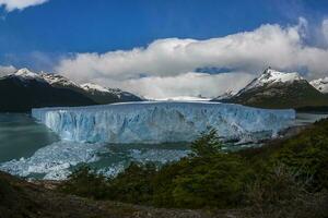 gletsjer en wolken in Patagonië, de kerstman cruz provincie, Argentinië. foto