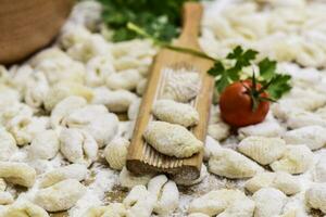 eigengemaakt gnocchi, bereid Aan de tafel met ingrediënten. foto