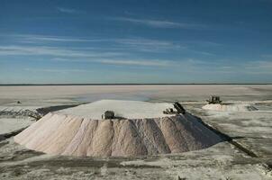 vrachtwagens lossen rauw zout massa, salinas grandes de hidalgo, la pampa, Argentinië. foto