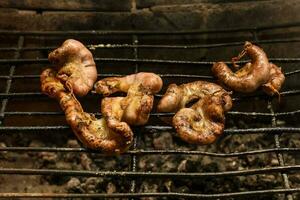 koe darmen gepresenteerd Aan een houten bord met ingrediënten, klaar naar rooster foto