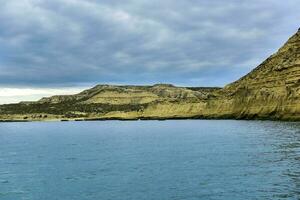 kust- landschap met kliffen in schiereiland valdes, wereld erfgoed plaats, Patagonië Argentinië foto
