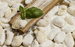 koken handgemaakt gnocchi Aan de tafel, Italiaans traditie foto