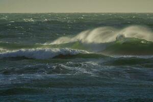 golven breken in de oceaan, atlantic oceaan, Patagonië, Argentinië foto