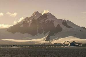 zee en bergen landschap in antarctica foto