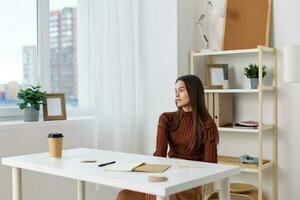 notitieboekje leerling bureau tiener voorbereiding onderwijs schoolmeisje tentamen meisje tafel foto