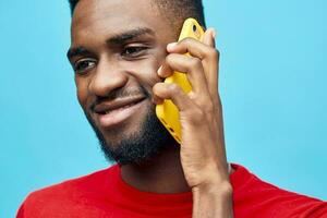 gelukkig Mens zwart cyberspace hipster Afrikaanse telefoon achtergrond mobiel glimlach jong technologie foto