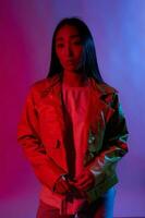 Aziatisch vrouw kunst modieus licht rook aantrekkelijk creatief modieus Purper kleurrijk neon concept portret foto