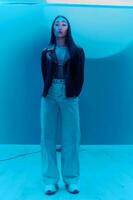 vrouw Aziatisch schoonheid modieus mode neon model- hipster levensstijl kleurrijk licht foto
