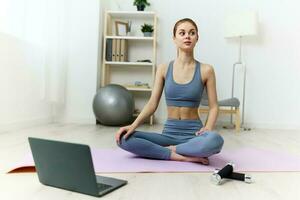 vrouw huis yoga lotus ruimte mat levensstijl opleiding Gezondheid laptop kopiëren video foto