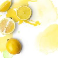schijfjes citroen op witte achtergrond met aquarel spatten kopieer ruimte voor uw tekst fruit achtergrond