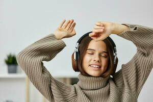 hoofdtelefoons vrouw meditatie huis Kaukasisch gelukkig binnen- muziek- leerling jong oortelefoons foto