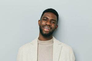 glimlachen Mens glimlach gelukkig Afrikaanse Afrikaanse jong zwart Amerikaans emotie portret zelfverzekerd foto