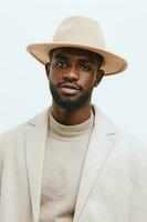 hoed Mens vent achtergrond zwart Amerikaans positief poseren portret Afrikaanse Amerikaans Afrikaanse mode foto