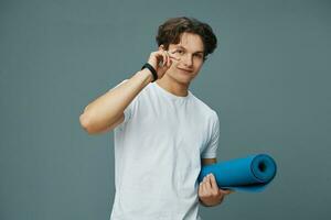 Mens fit sport persoon volwassen geschiktheid achtergrond mat jong studio yoga oefening foto
