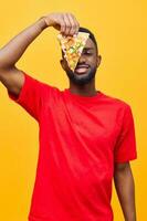 snel Mens zwart voedsel vent glimlach achtergrond levering pizza voedsel gelukkig rood persoon foto