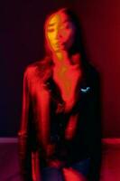vrouw rood licht kunst blauw modern modieus concept portret wazig neon kleurrijk foto