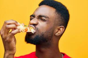 snel Mens glimlach gebaard eten levering zwart pizza achtergrond vent gelukkig voedsel voedsel foto