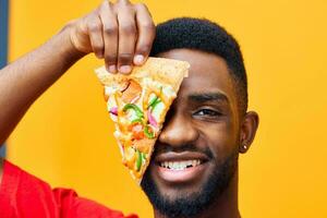 Mens zwart achtergrond snel pizza houden levering voedsel Italiaans glimlach voedsel vent gelukkig foto