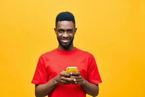 Mens mobiel bedrijf telefoon technologie geel kopiëren achtergrond jong gelukkig zwart ruimte Afrikaanse foto