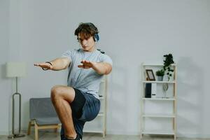 binnen- Mens huis levensstijl training gezond werkzaamheid grijs sport koptelefoon opleiding foto
