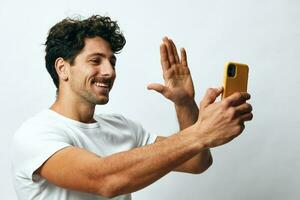 levensstijl Mens hipster technologie telefoon t-shirt boodschappen doen app online wit portret gelukkig bericht spaans foto