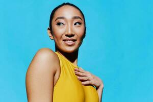 blauw vrouw verrast mode glimlach stijl Aziatisch levensstijl modieus geel portret schattig schoonheid foto