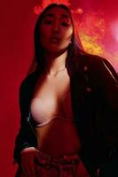 vrouw licht neon kleurrijk mode concept creatief kunst rood portret modieus foto