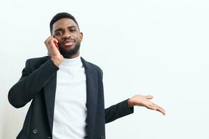 Mens zwart technologie zakenman glimlach telefoon jong gelukkig Afrikaanse internet mobiel foto