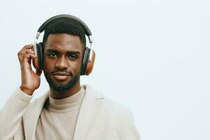 achtergrond Mens muziek- mode zwart vent portret hoofdtelefoons Afrikaanse Amerikaans dj studio een foto