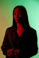 haar- vrouw groen concept helder portret noir modieus kleurrijk neon kunst rook licht persoon foto