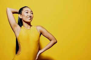 schoonheid vrouw geel modieus zwempak mode glimlach portret foto