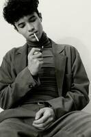 mode Mens hoofd portret sigaret zittend zwart wit attent roken volwassen en hipster leerling persoon Kaukasisch foto