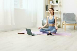 vrouw opleiding levensstijl yoga laptop Gezondheid video persoon mat huis lotus foto